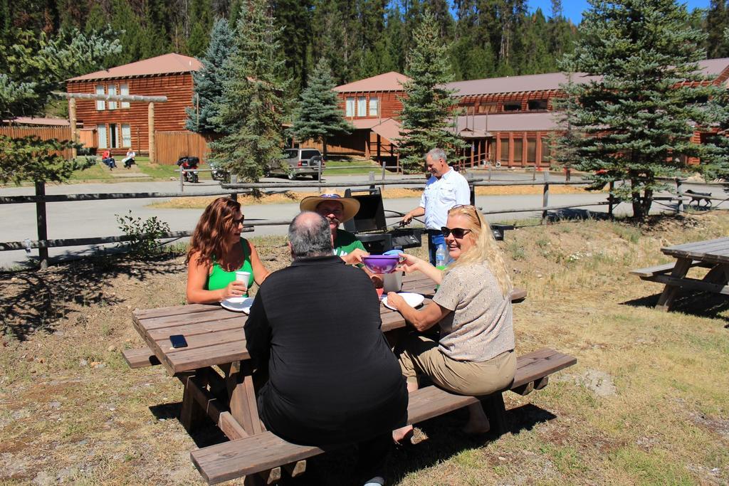 The Lodge At Lolo Hot Springs Екстериор снимка